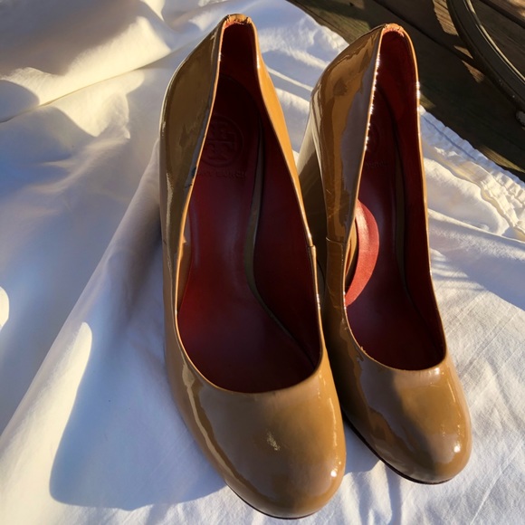 Tory Burch Pumps / Wedge Heels in Nude, Red Insole - Picture 2 of 13